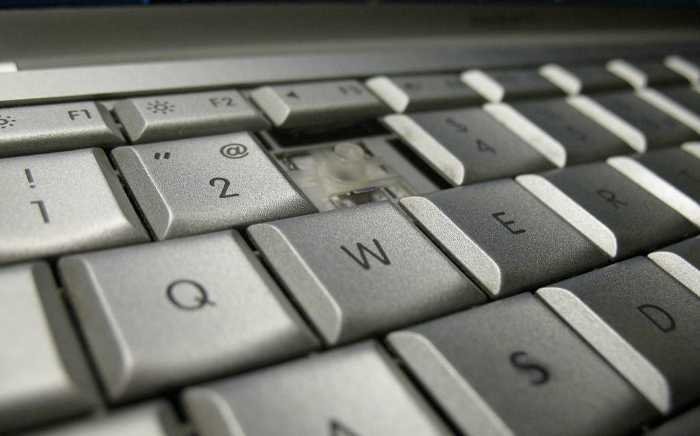 Bàn phím laptop bị hỏng gây ra phiền toái rất lớn