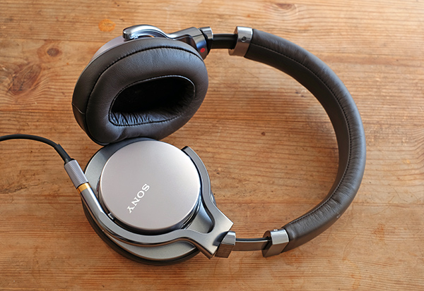 Chụp tai của Sony MDR-1A lại được làm bằng nhựa sần, giúp chống xước mà vẫn đảm bảo vẻ ngoài hiện đại, của chiếc tai nghe.