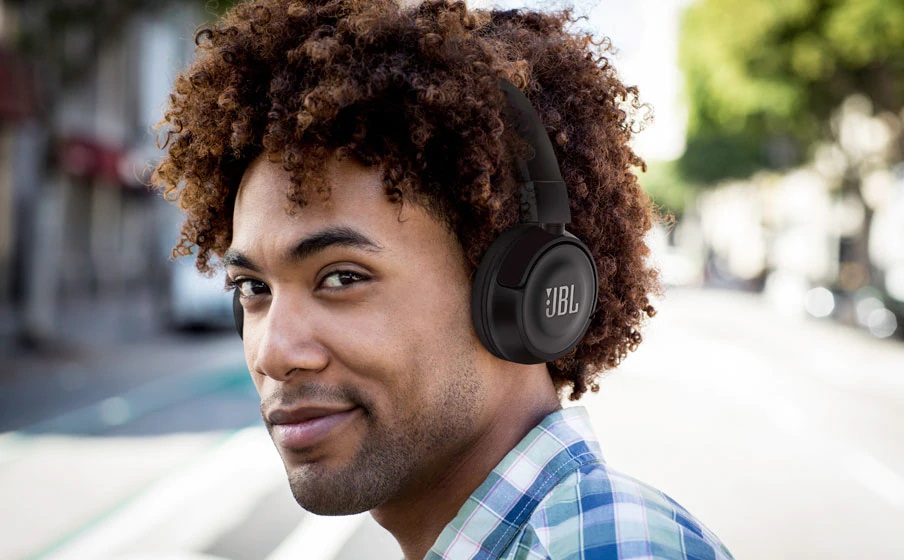 Tai nghe On-ear JBL T450BT (Blue) tích hợp microphone giúp người dùng dễ dàng đàm thoại đơn giản