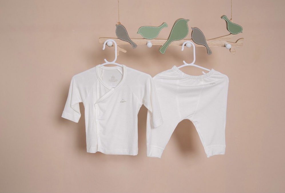 Bộ quần áo dài Eco cài chéo 0-3M màu trắng Comfybaby