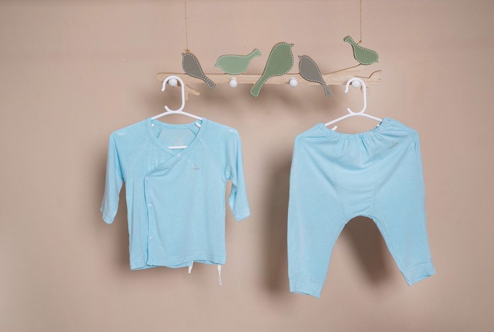 Bộ quần áo dài Eco cài chéo 0-3M màu xanh Comfybaby