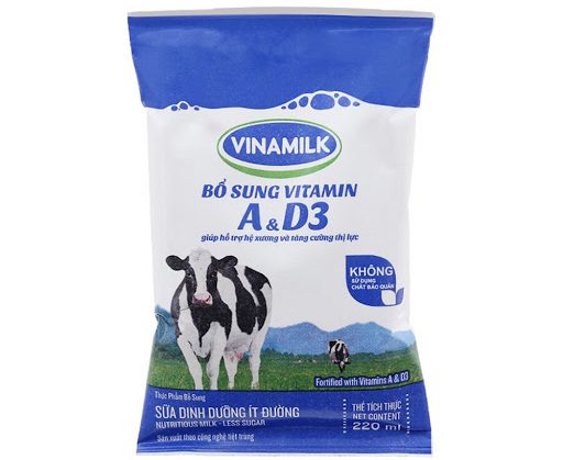 Giới thiệu tổng quan về Sữa tiệt trùng ít đường Vinamilk F220ml Sữa tiệt trùng ít đường Vinamilk F220ml được sản xuất và đóng gói bởi thương hiệu Vinamilk – thương hiệu sữa nổi tiếng tại Việt Nam, được thành lập từ năm 1976 chuyên về chế biến, sản xuất các mặt hàng sản phẩm bơ sữa và sữa bò. Với cam kết mang đến cho cộng đồng nguồn sữa dinh dưỡng và chất lượng hàng đầu bằng sự trân trọng, tình yêu và trách nhiệm cao của mình với cuộc sống con người và xã hội, các sản phẩm của Vinamilk đã nhận được sự tin tưởng của người tiêu dùng trong nước và quốc tế. Sữa tiệt trùng ít đường Vinamilk F220ml với thành phần nước, đường tinh luyện, sữa bột, dầu thực vật, chất béo sữa, chất ổn định, hương liệu tổng hợp dùng cho thực phẩm… Sản phẩm cung cấp nhiều dưỡng chất cần thiết cho nhu cầu dinh dưỡng của cơ thể như: Vitamin D3 theo tiêu chuẩn EFSA Châu u giúp hỗ trợ miễn dịch, vitamin A, C và Selen, Protein... giúp xương chắc khỏe, cung cấp năng lượng cho quá trình vận động diễn ra hàng ngày của cơ thể. Sữa tiệt trùng ít đường Vinamilk F220ml được đóng thùng với 48 gói 220ml phù hợp cho nhu cầu sử dụng hằng ngày. Lưu ý: Không dành cho trẻ dưới 1 tuổi
